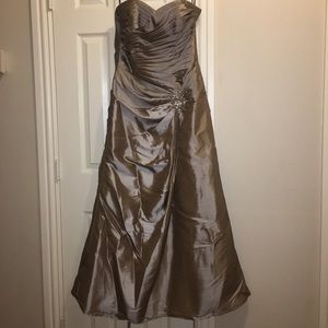 Strapless prom/bridal party dress